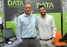 De mannen van Data Technologies Shaul Hengely en Itamet Velta uit Israël stonden er met hun zaden tel machines.